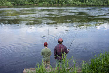 Vater und Sohn beim Fischen im Fluss - VPIF02599