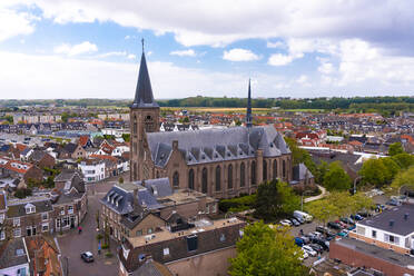 Niederlande, Südholland, Noordwijk, Luftaufnahme der Stadtkirche - TAMF02516