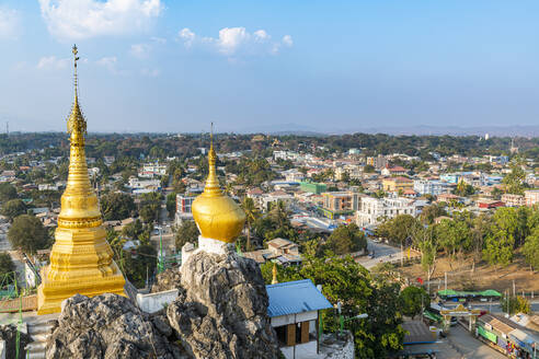 Myanmar, Staat Kayah, Loikaw, Taung Kwe Pagode mit Blick auf die Stadt unten - RUNF03830