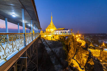 Myanmar, Staat Kayah, Loikaw, Erhöhter Gehweg der Taung Kwe Pagode in der Abenddämmerung - RUNF03831