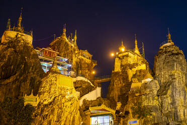 Myanmar, Staat Kayah, Loikaw, Beleuchtete Taung Kwe Pagode bei Nacht - RUNF03832