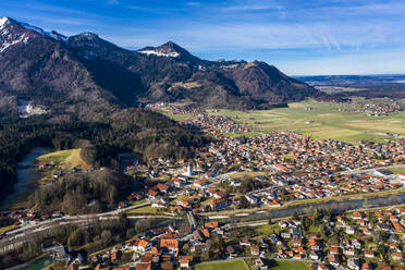 Deutschland, Marquartstein, Bayern, Luftaufnahme eines Dorfes in den Alpen - AMF08307