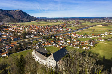 Deutschland, Marquartstein, Bayern, Luftaufnahme der Burg Marquartstein und des umliegenden Dorfes im Sommer - AMF08309