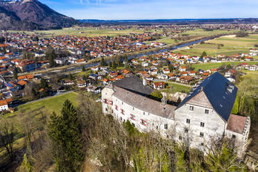 Deutschland, Marquartstein, Bayern, Luftaufnahme der Burg Marquartstein und des umliegenden Dorfes im Sommer - AMF08310