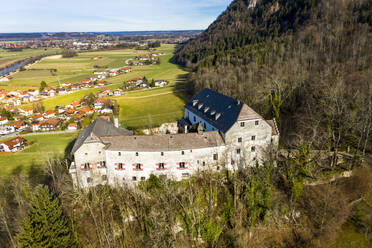 Deutschland, Marquartstein, Bayern, Luftaufnahme der Burg Marquartstein im Sommer - AMF08312