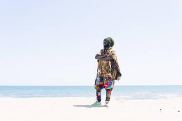 Rastafari-Mann am Strand stehend - JCMF01003