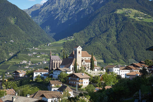 Italy, South Tyrol, Schenna, Mountain village in summer - BSCF00623