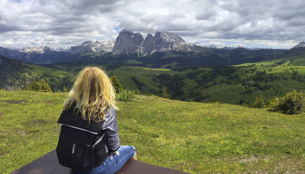 Italien, Südtirol, Seis am Schlern, Blonde Frau bewundert die malerische Landschaft der Seiser Alm - BSCF00631