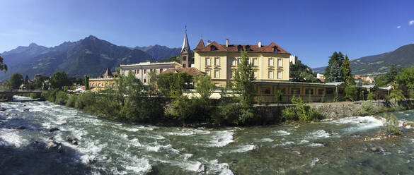 Italien, Südtirol, Meran, Die Passer fließt entlang der Passerpromenade - BSCF00632