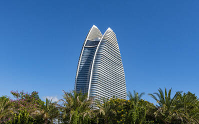 China, Hainan, Sanya, Atlantis Sanya Hotel vor strahlend blauem Himmel - RUNF03834