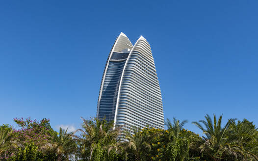 China, Hainan, Sanya, Atlantis Sanya Hotel vor strahlend blauem Himmel - RUNF03834