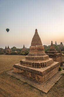 Myanmar, Region Mandalay, Bagan, Antike Stupas in der Morgendämmerung - RUNF03854