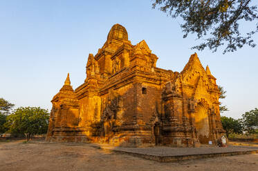 Myanmar, Mandalay Region, Bagan, Alter buddhistischer Tempel in der Morgendämmerung - RUNF03857