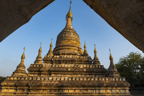 Myanmar, Mandalay-Region, Bagan, Verwitterte Stupa des Ananda-Tempels - RUNF03858