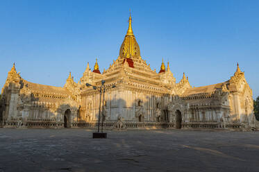 Myanmar, Region Mandalay, Bagan, Ananda-Tempel in der Morgendämmerung - RUNF03859