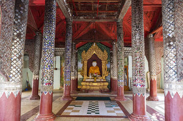 Myanmar, Region Mandalay, Bagan, Verziertes Inneres der Shwezigon-Pagode - RUNF03863