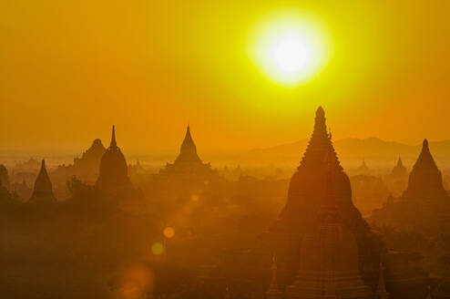 Myanmar, Mandalay Region, Bagan, Sonnenuntergang über alten buddhistischen Stupas - RUNF03866