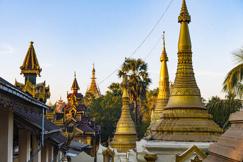 Myanmar, Staat Mon, Mawlamyine, Goldene Stupas der Kyaikthanlan-Pagode - RUNF03872