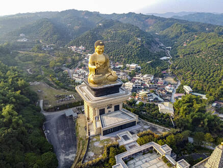 Taiwan, Bezirk Dashu, Kaohsiung, Luftaufnahme der goldenen Buddha-Statue im Fo Guang Shan-Kloster - RUNF03882