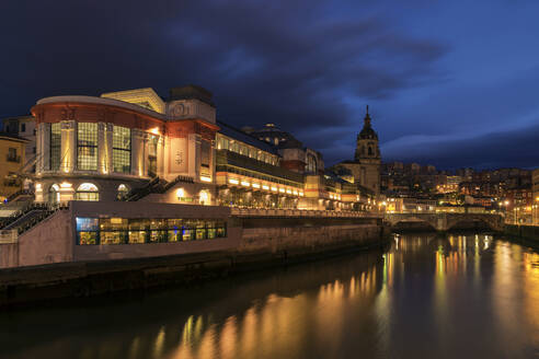 Embankment der modernen Stadt mit hellen Lichtern der alten Gebäude unter dunklen Dämmerung Himmel spiegelt sich im Fluss Wasser - ADSF01194