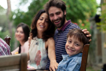Junge und Eltern beim Familienessen im Freien - CUF55787