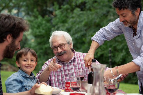 Junge und Großvater beim Familienessen - CUF55795