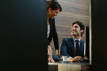 Geschäftsmann und Geschäftsfrau arbeiten im Business Center eines Hotels - CUF55860