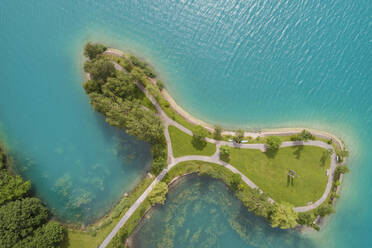 Luftaufnahme des Lungernsees mit einer kleinen Insel im Sommer, Obwalden, Schweiz. - CUF55929