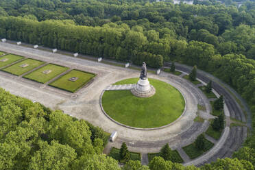 Luftaufnahme des sowjetischen Kriegerdenkmals und des Soldatenfriedhofs im Treptower Park, Berlin, Deutschland. - CUF55930