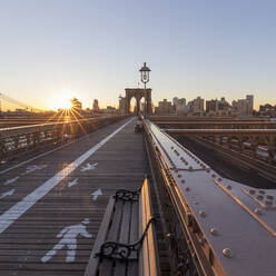 Blick über die Brooklyn Bridge, New York City, USA, während der Corona-Viruskrise. - CUF55947