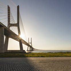 Blick auf die leere Ponte Vasco da Gama, Lissabon, Portugal, während der Corona-Viruskrise. - CUF55951