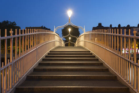 View across an empty Ha'penny Bridge, Dublin, Ireland during the Corona virus crisis. - CUF55953