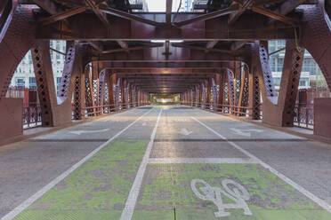 Blick auf die leere Wells Street Bridge, Chicago, Illinois, USA, während der Corona-Viruskrise. - CUF55955