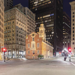 Außenansicht des Old State House, Boston, Massachusetts, USA bei Nacht, während der Corona-Viruskrise. - CUF56073