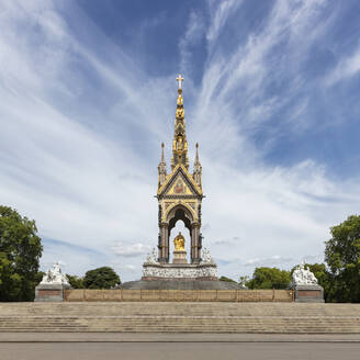 Exterior view of the Albert Memorial, Hyde Park, London, UK during the Corona virus crisis. - CUF56074
