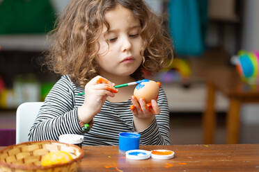 Kleinkind Mädchen malen Ei am Tisch - ADSF01281