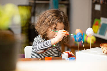 Kleinkind Mädchen malen Ei am Tisch - ADSF01285