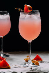 Cocktail Grapefruit, alkoholisches Getränk mit tropischen Früchten, Lavendel und Eisblumen - ADSF01311