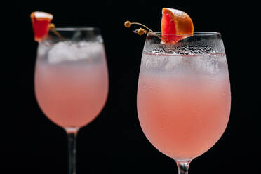 Cocktail Grapefruit, alkoholisches Getränk mit tropischen Früchten, Lavendel und Eisblumen - ADSF01312