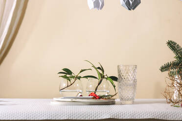 Teller und goldenes Besteck für die festliche Tafel, auf dem weißen Tisch. Festtagstafel, Marmorplatte, weiße und goldene Farben - ADSF01340