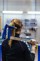 Frau bei der Arbeit in einer mechanischen Werkstatt - ADSF01381