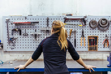 Frau bei der Arbeit in einer mechanischen Werkstatt - ADSF01382