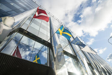 Moderne Hotelfassade mit skandinavischer und EU-Flagge - CAVF87050