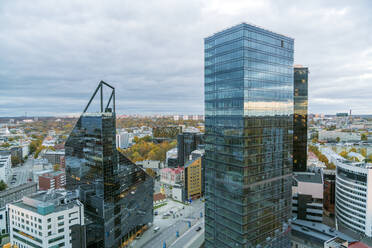 Blick von oben auf die modernen Glastürme im Stadtzentrum von Talinn - CAVF87054