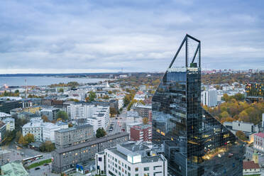 Blick von oben auf die modernen Glastürme im Stadtzentrum von Talinn - CAVF87055