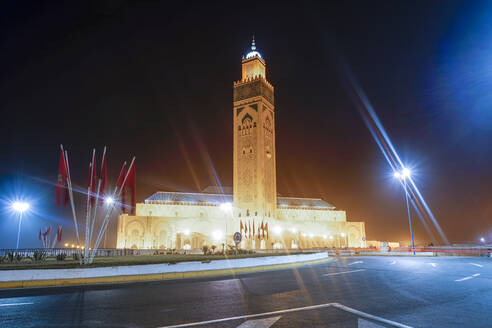 Beleuchtete Große Moschee in Casablanca bei Nacht - CAVF87118