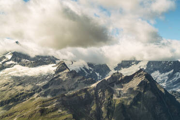 Blick auf die Gletscher in der Nähe des Matterhorns beim Dorf Zermatt - CAVF87127