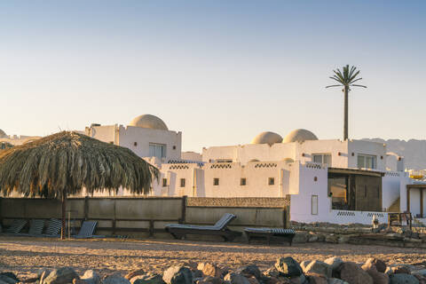 Ferienanlage im Beduinenstil in Dahab mit Sonnenterrassen, lizenzfreies Stockfoto