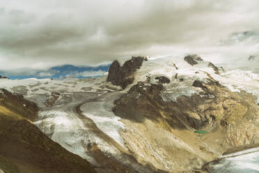 Blick auf den schmelzenden Gornergratgletscher im Sommer bei Zermatt - CAVF87135