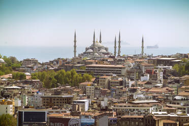 Blick auf die blaue Sultan-Ahmet-Moschee vom Galata-Turm im Frühling - CAVF87139